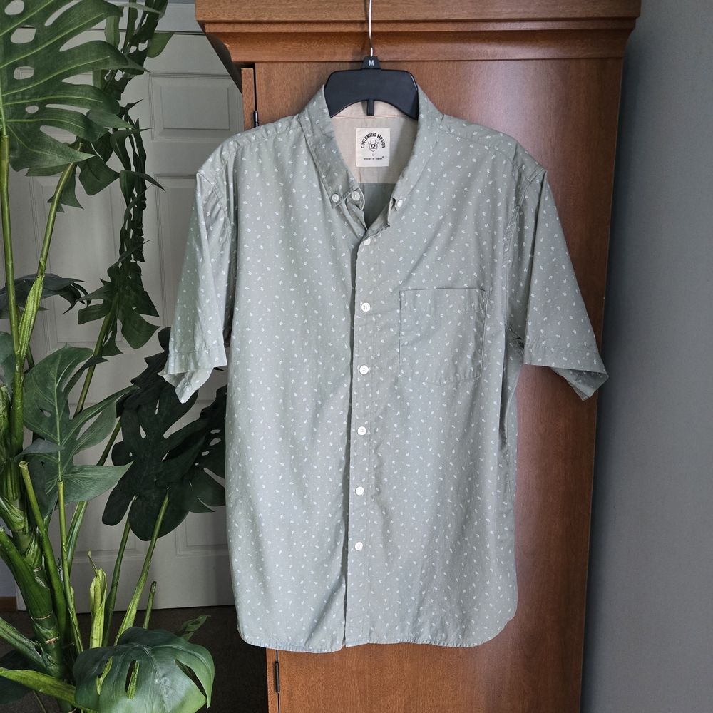 Dubinik Men's Light Green Button Down Shirt With Subtle White Pattern